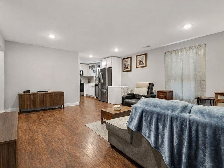 Listing photo 5