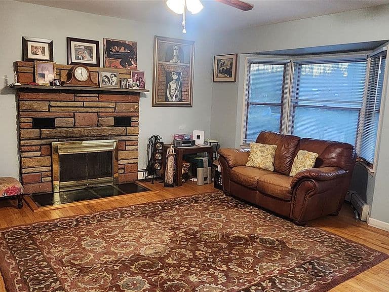 Listing photo 3