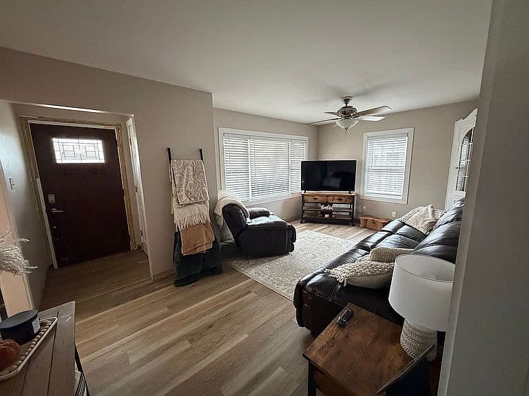 Listing photo 2