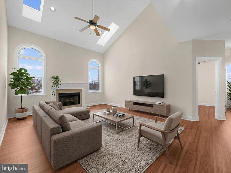 Listing photo 3