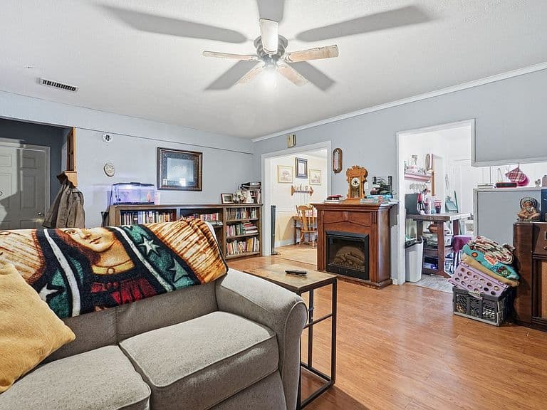 Listing photo 3
