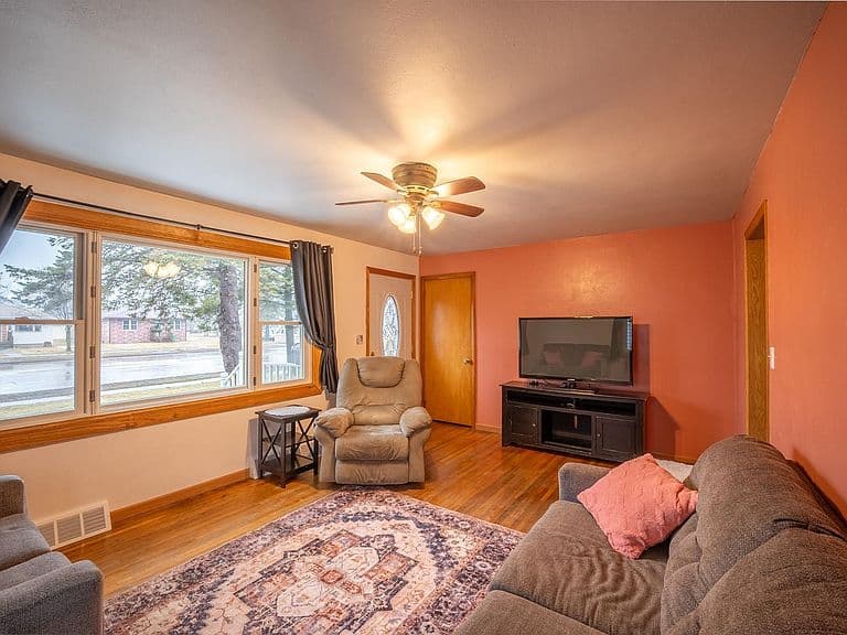 Listing photo 5