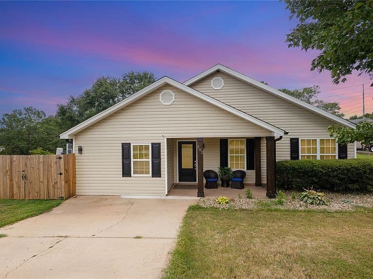 Listing photo 2