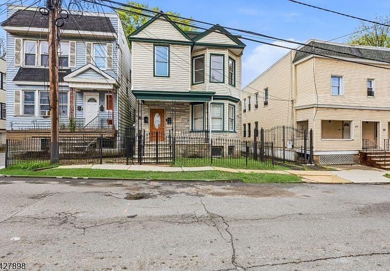 Listing photo 2