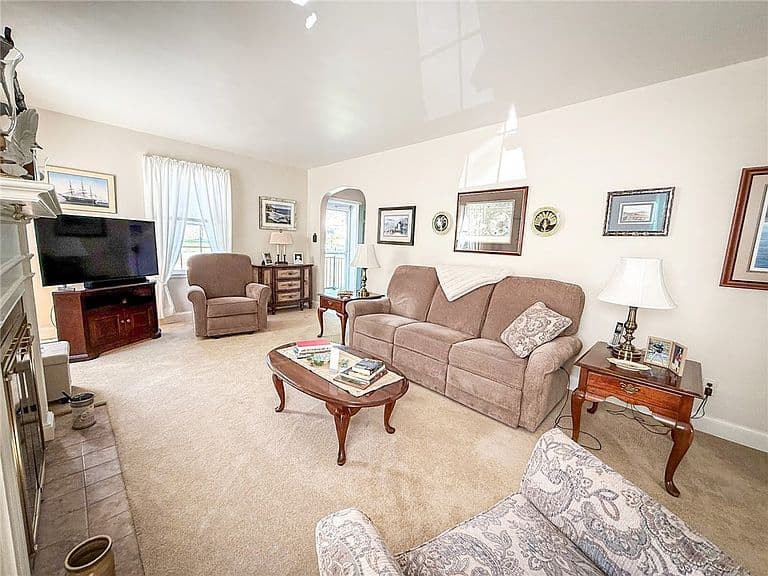 Listing photo 3