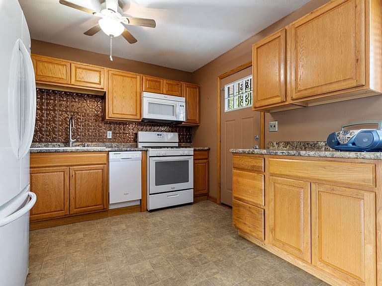 Listing photo 4