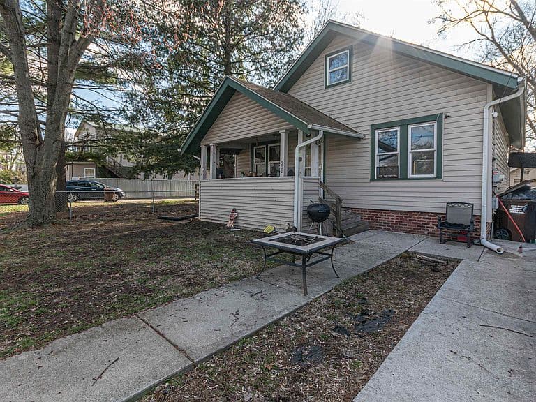 Listing photo 2