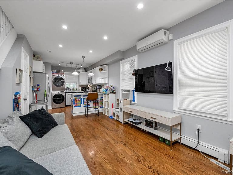 Listing photo 3