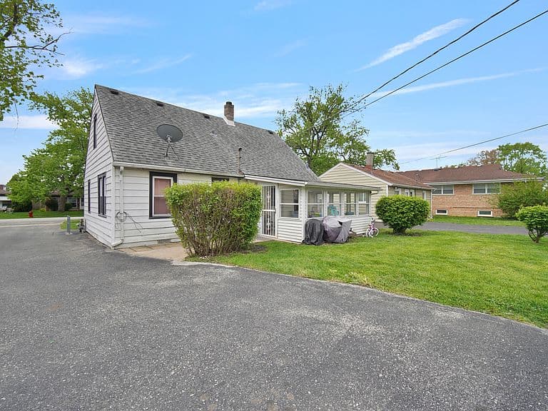 Listing photo 2
