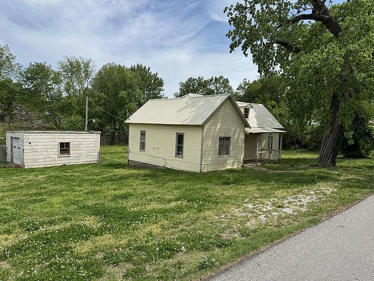 Listing photo 2