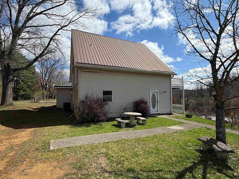 Listing photo 2