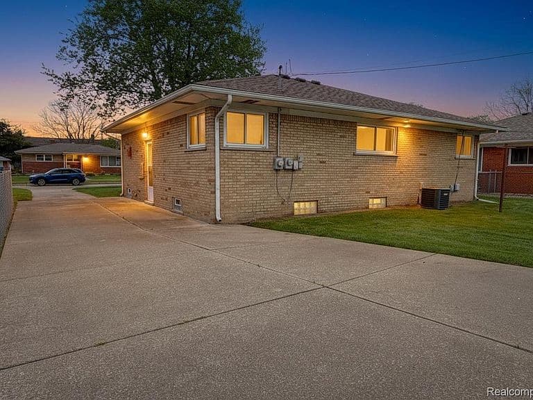 Listing photo 4