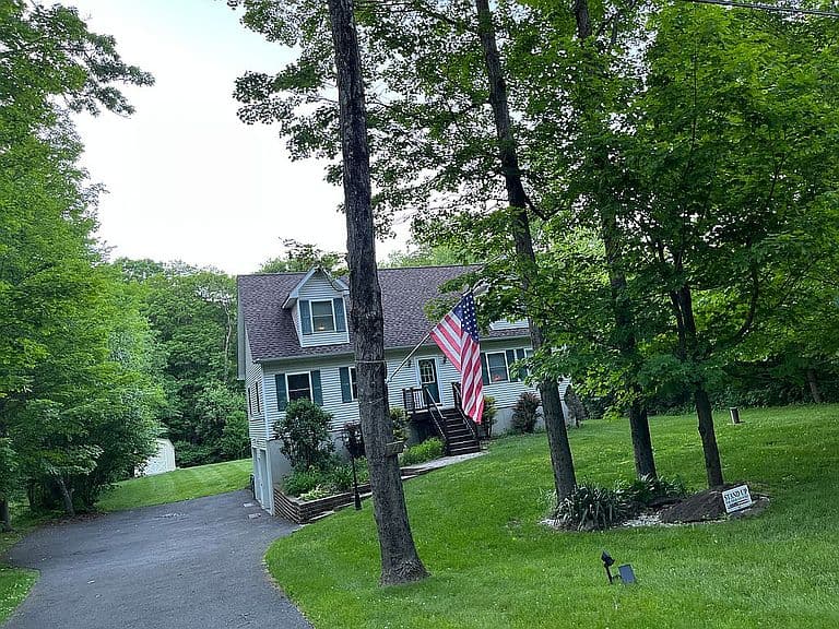 Listing photo 2