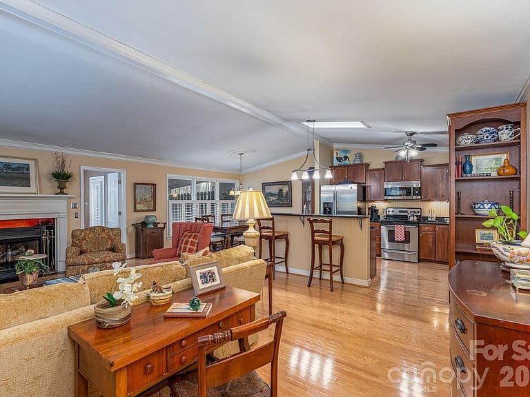 Listing photo 2