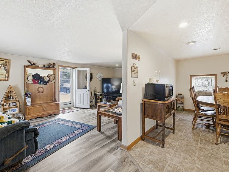 Listing photo 5