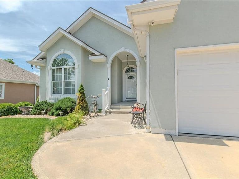 Listing photo 2