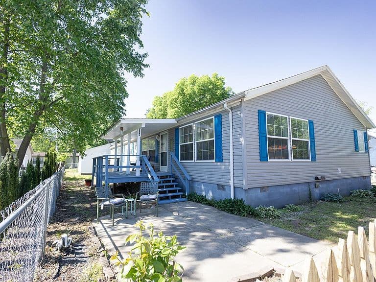 Listing photo 2