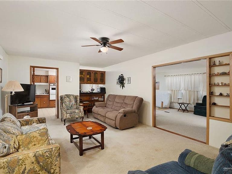 Listing photo 3