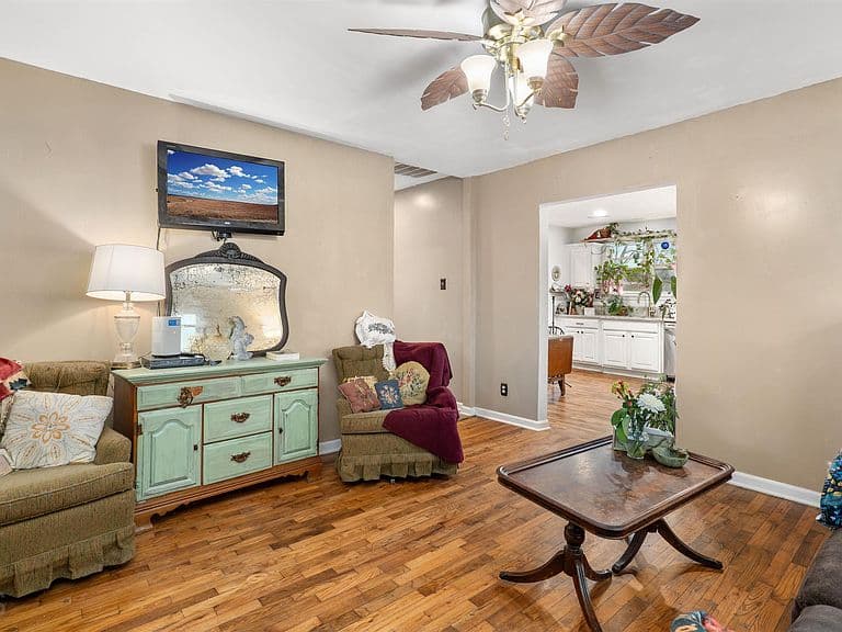 Listing photo 3