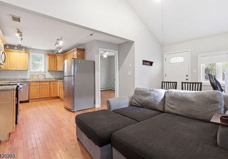 Listing photo 3