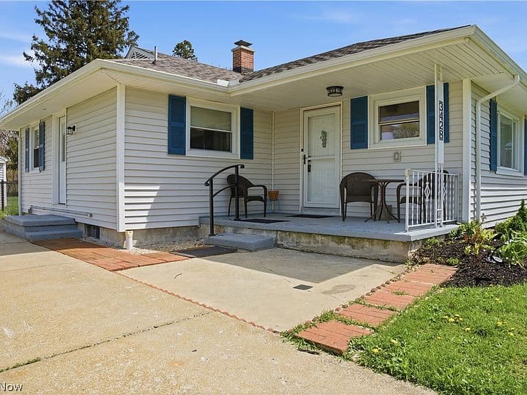 Listing photo 3