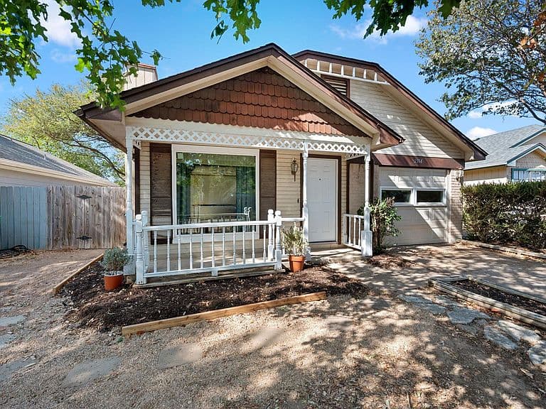 Listing photo 2