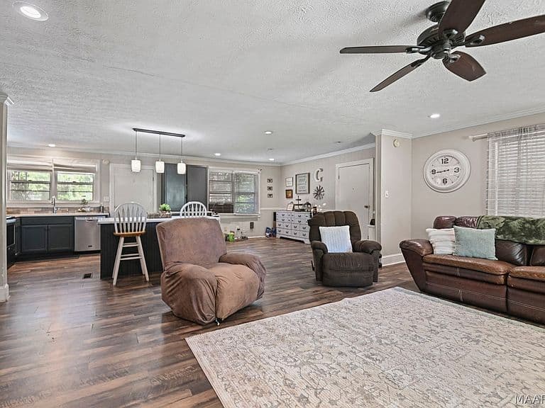 Listing photo 3