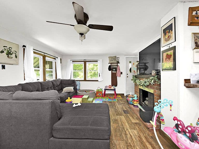 Listing photo 3