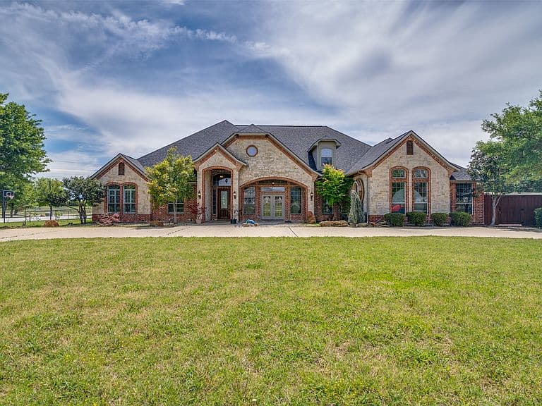 Listing photo 2
