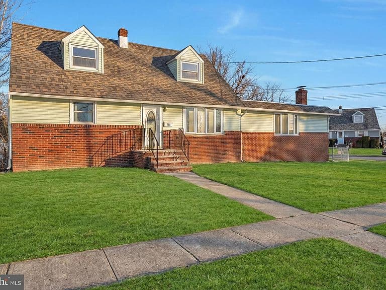 Listing photo 2