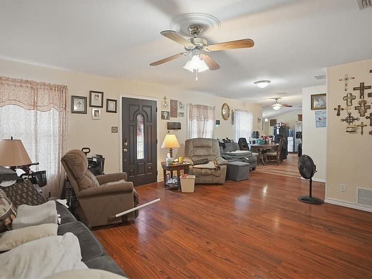 Listing photo 5