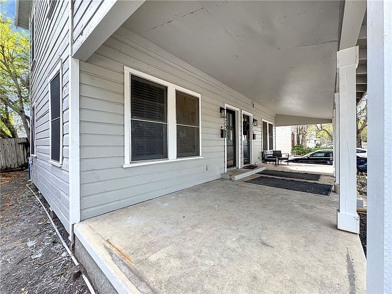 Listing photo 3