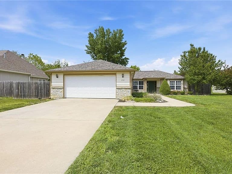 Listing photo 2