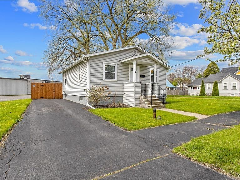 Listing photo 2