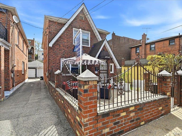 Listing photo 2