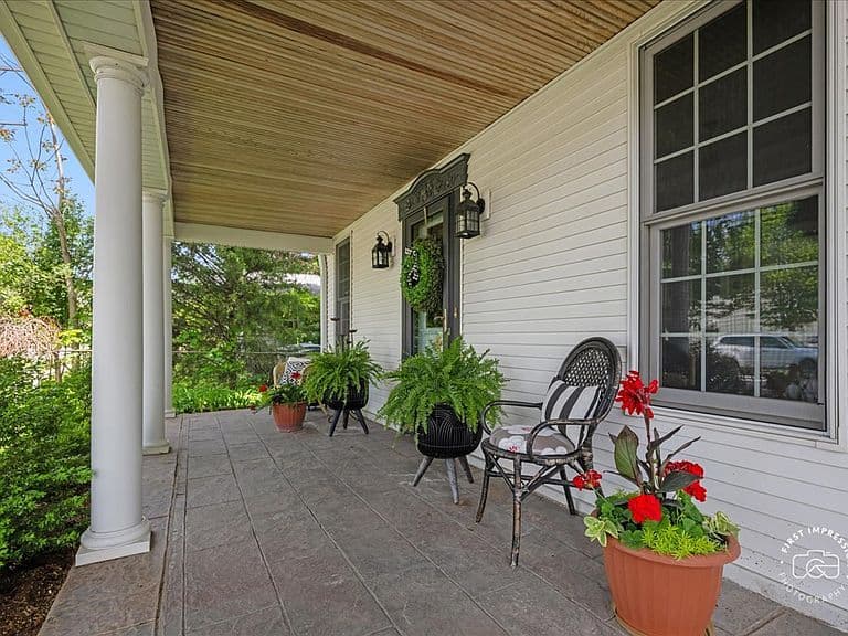 Listing photo 2