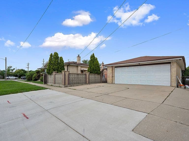Listing photo 3