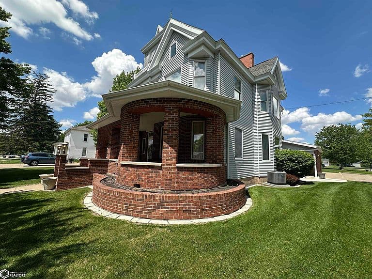 Listing photo 3