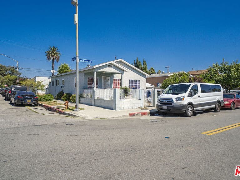 Listing photo 2