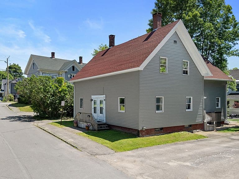 Listing photo 2