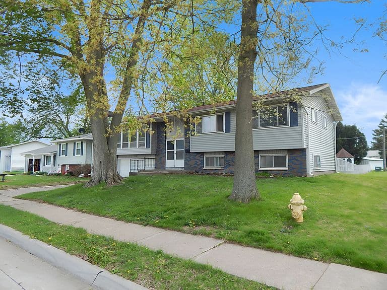Listing photo 3