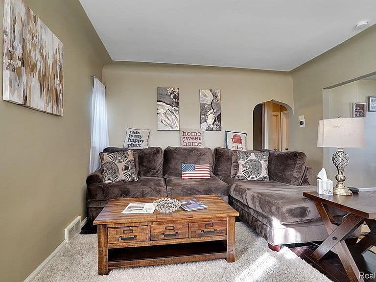Listing photo 2
