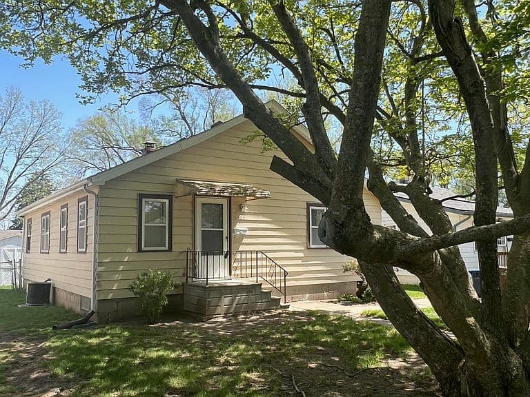 Listing photo 3