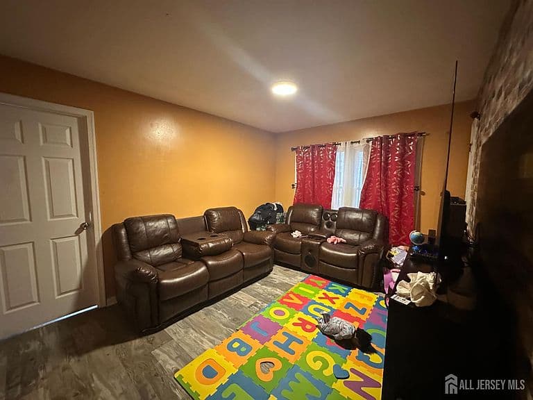 Listing photo 5