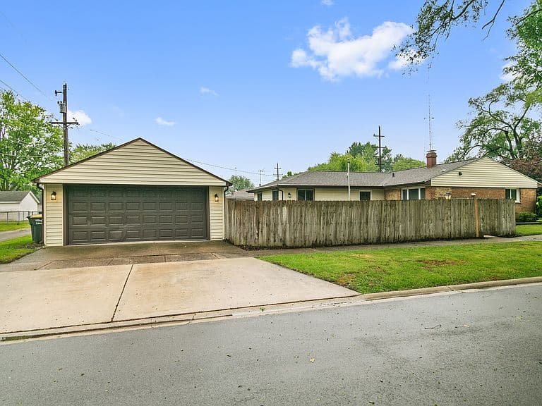 Listing photo 5