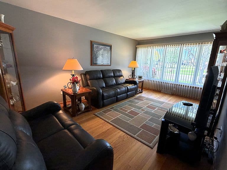Listing photo 5