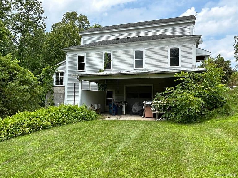 Listing photo 2