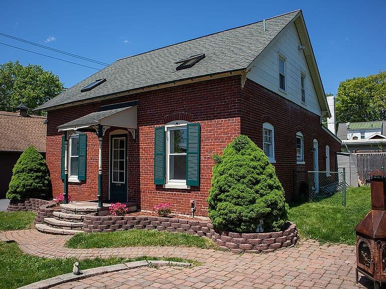 Listing photo 2