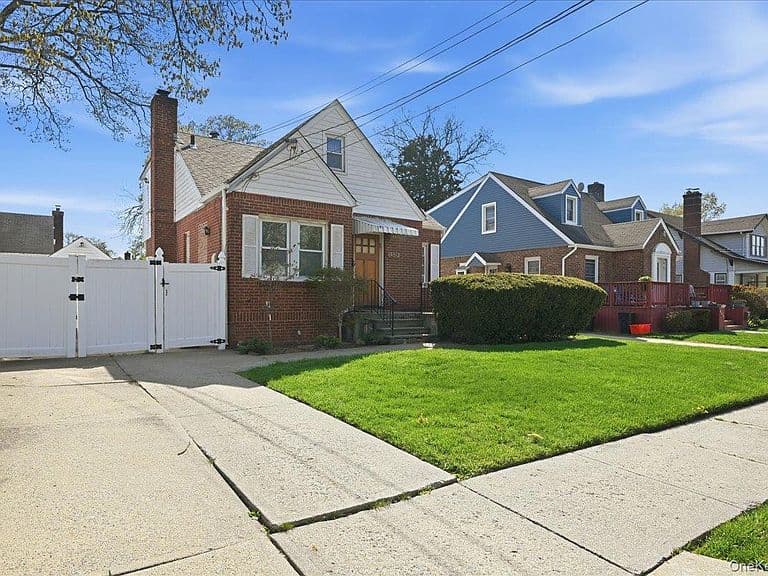 Listing photo 2