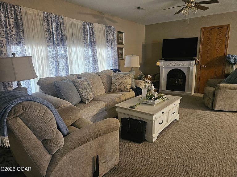 Listing photo 2